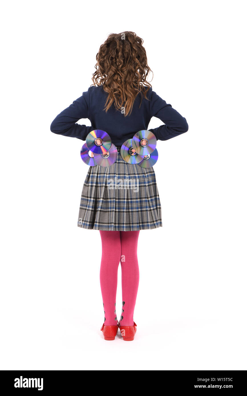 Un giovane schoolgirl con arricciare i capelli tenendo premuto cd o dvd. Tutti gli isolati su sfondo bianco Foto Stock