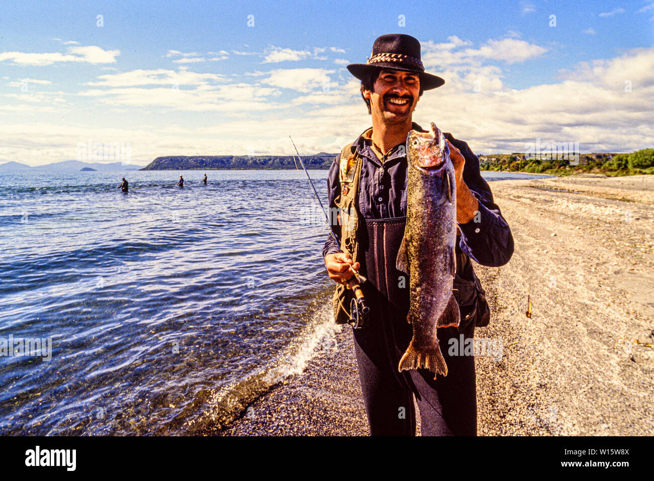 Nuova Zelanda, Isola del nord. Gli uomini di pesca in lago Taupo, una nota di pesca di trote con scorte di introdotto marrone e la trota arcobaleno. Foto scattata Novembre 19 Foto Stock
