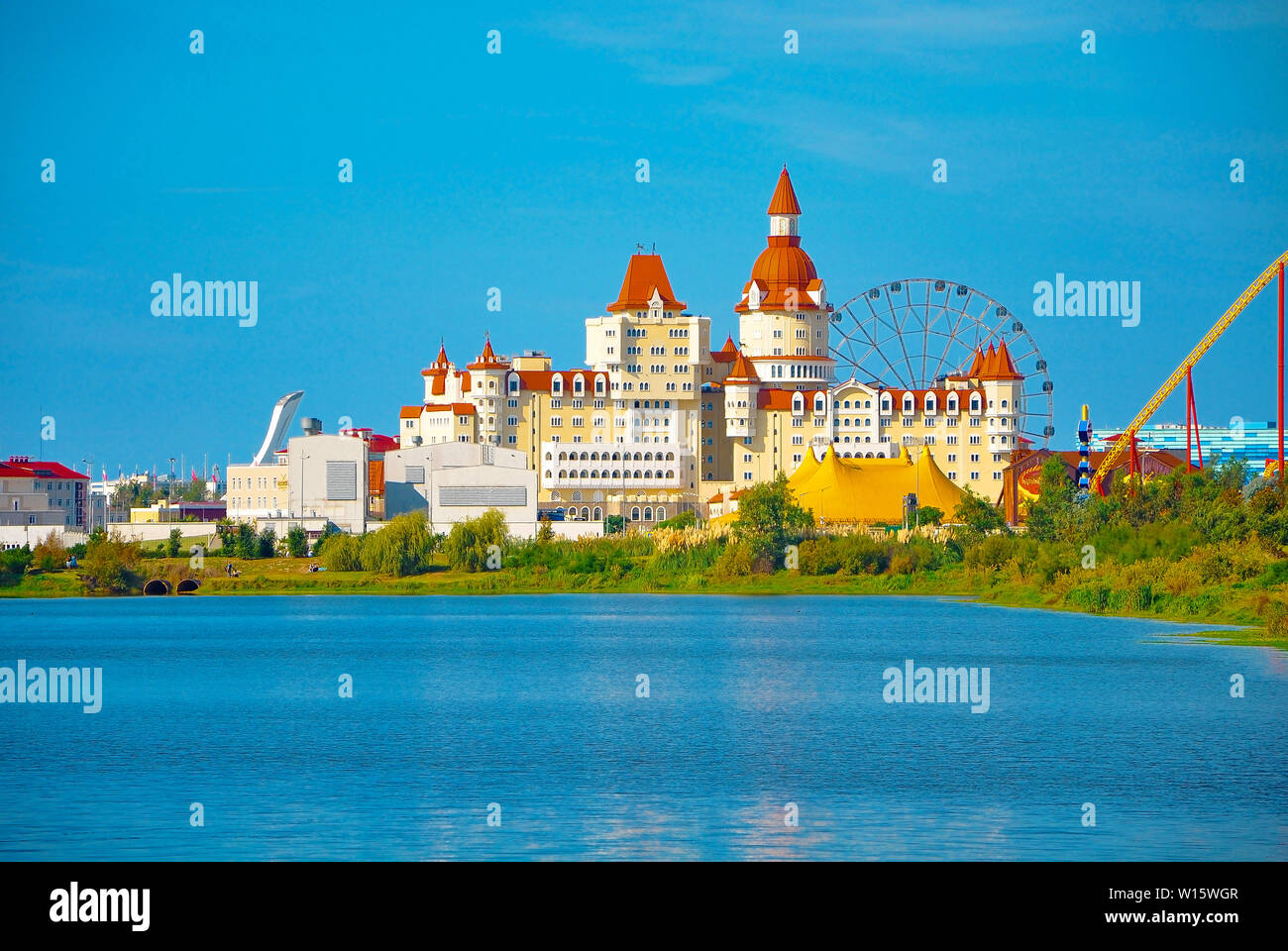 Adler, Russia - 2 ottobre 2018-Hotel nello stile di un castello medievale Bogatyr in Sochi Park Foto Stock