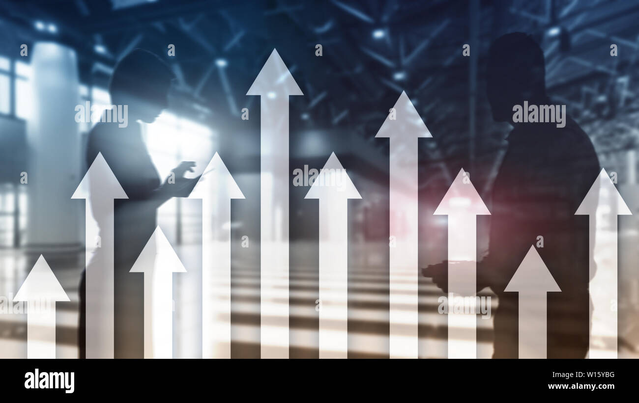 Freccia su Grafico su Sfondo grattacielo. Invesment e finanziari il concetto di crescita Foto Stock