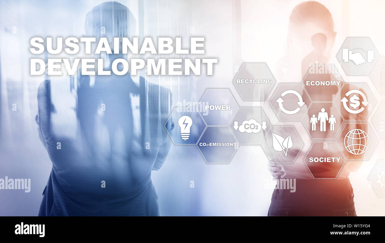 Lo sviluppo sostenibile, ecologia e ambiente il concetto di protezione. Fonti di energia e di risorse naturali. Doppia esposizione di imprenditore di successo Foto Stock