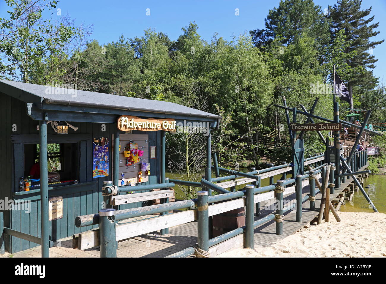Adventure Golf e l'isola del tesoro, Center Parcs Elveden foresta, Brandon, Suffolk, Inghilterra, Gran Bretagna, Regno Unito, Gran Bretagna, Europa Foto Stock