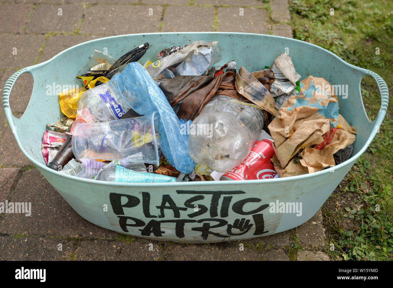 Le benne dei rifiuti recuperati durante una pattuglia di plastica pulito-fino a Nottingham. Foto Stock