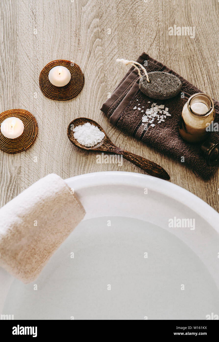 Il cloruro di magnesio vitamina sale in piedi acqua di bagno, soluzione. Granelli di magnesio in piedi acqua di bagno sono ideali per il rifornimento del corpo con questo essent Foto Stock