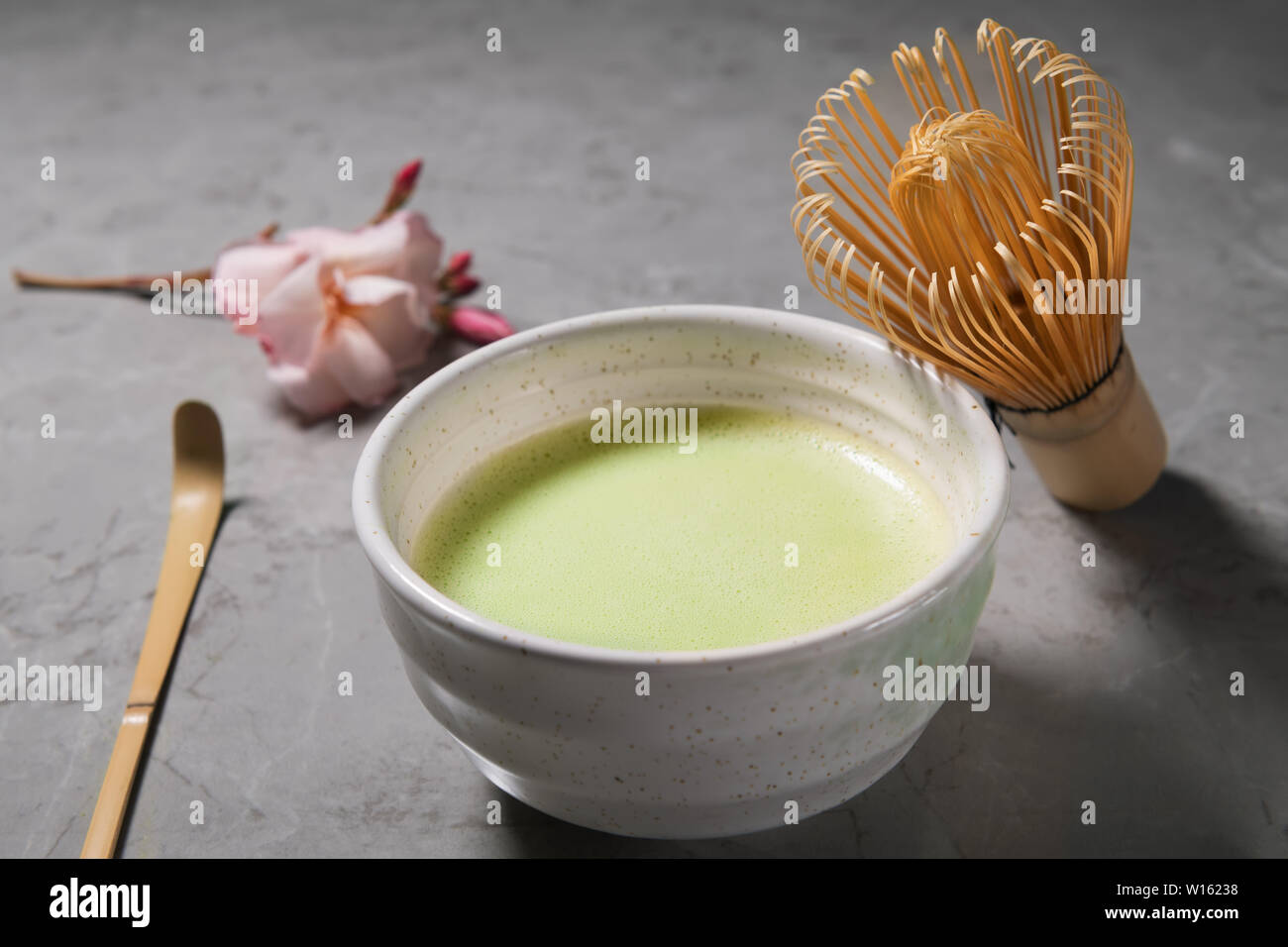 Ogranic Verde matcha tè bere il tè e accessori - bambù chesen sul marmo grigio Sfondo. Cerimonia del tè giapponese concetto, close up Foto Stock
