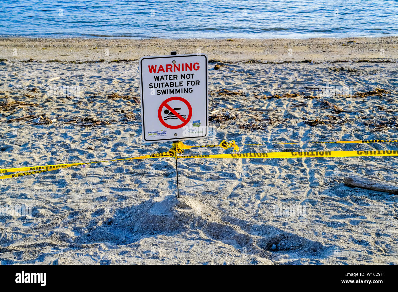 Spiaggia chiusa, non nuotare, cartelli di avvertimento, Sunset Beach, Vancouver, British Columbia, Canada Foto Stock