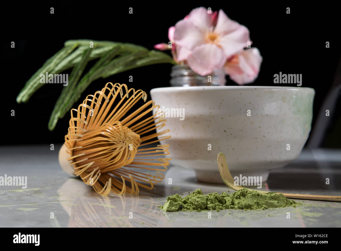 Ogranic Verde matcha tè bere il tè e accessori - bambù chesen sul marmo grigio Sfondo. Cerimonia del tè giapponese concetto, close up Foto Stock