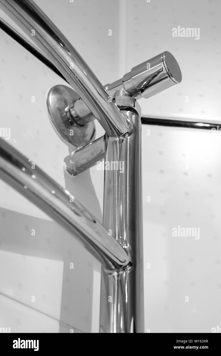Elementi di bagno interno moderno e di design, chrome dettagli, parti della cabina doccia, sanitari. Foto Stock
