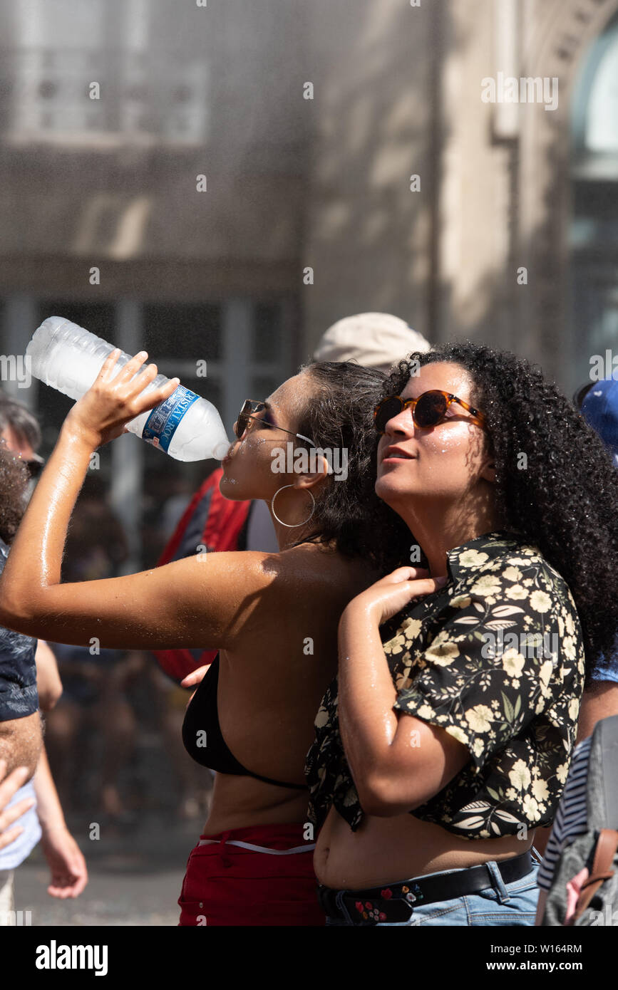 Le donne di bere a Parigi 2019 Gay Pride su uno di il giorno più caldo dell'anno. Foto Stock