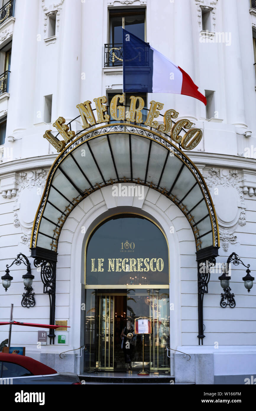 Il francese Bandiera Tricolore oltre l'Hotel Negresco ingresso sulla Nazionale Francese di giorno in Nizza, Francia Foto Stock