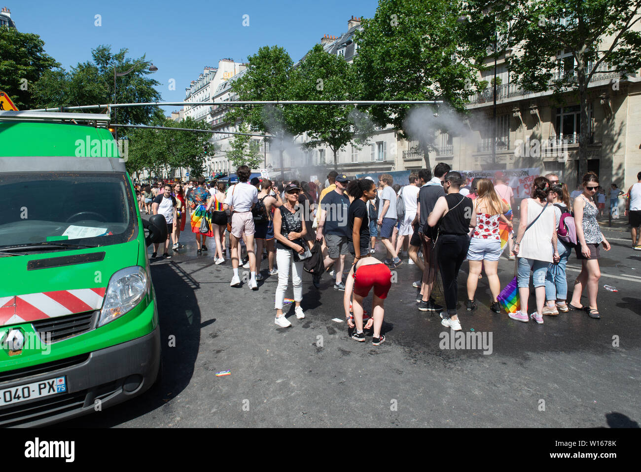 Le persone godono di canoni di acqua messo in atto da Parigi servizi comunali per raffreddare i partecipanti al Paris 2019 Gay Pride. Foto Stock