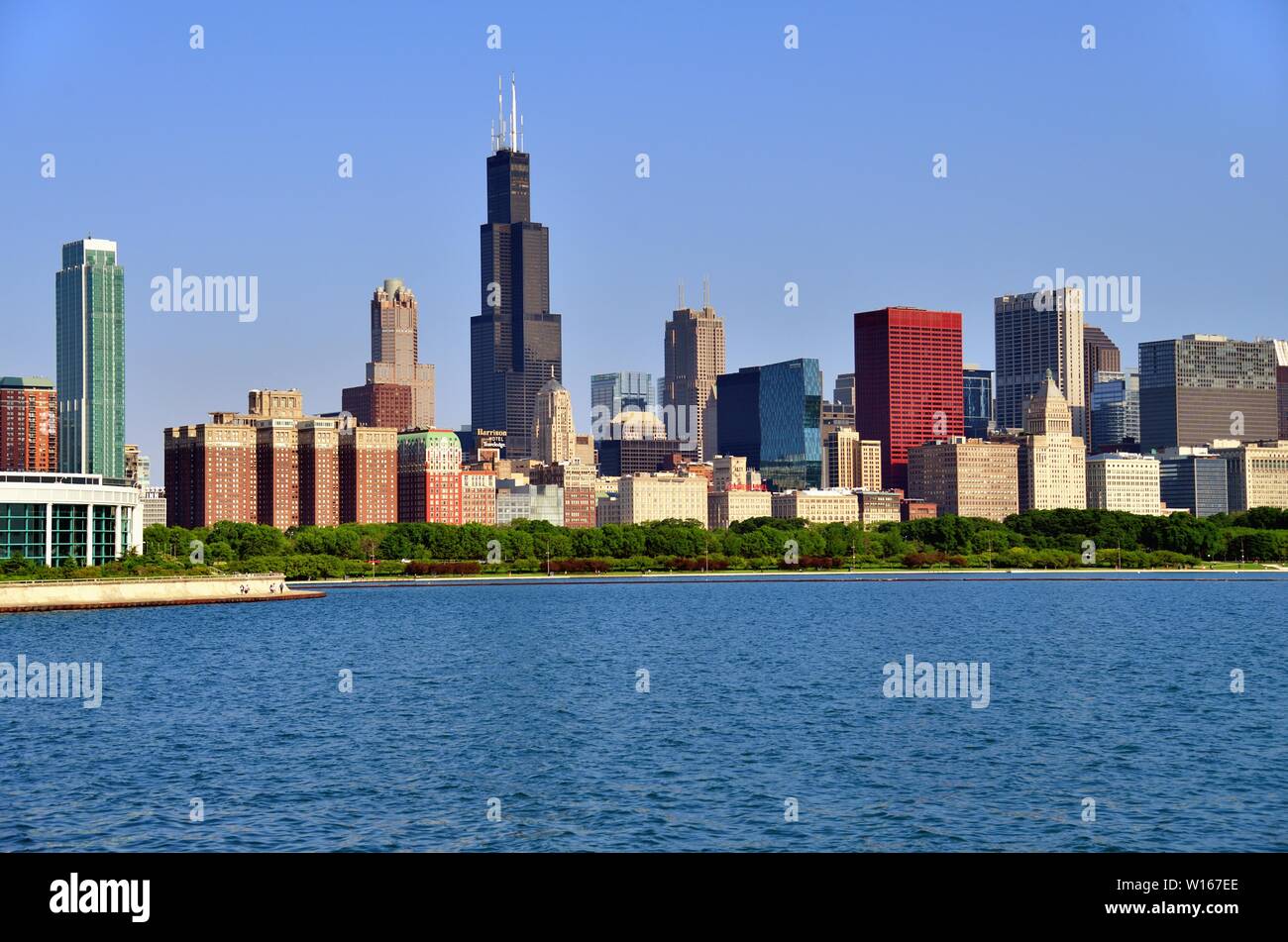 Chicago, Illinois, Stati Uniti d'America. Una porzione dello skyline della città dominata dal sud del Loop Willis Tower (formerly Sears Tower). Foto Stock