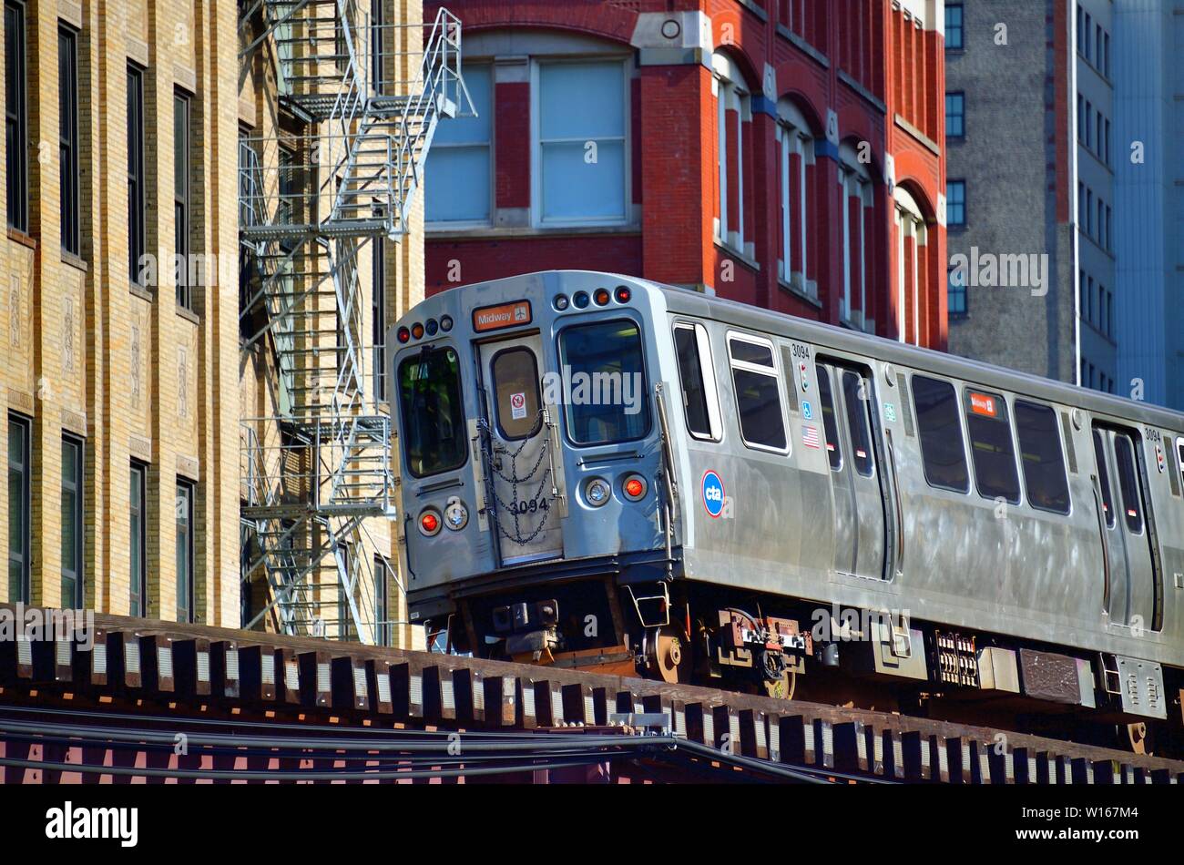 Chicago, Illinois, Stati Uniti d'America. Un CTA Linea Arancione Rapid Transit Train entrando in Chicago Loop a Wabash Avenue. Foto Stock