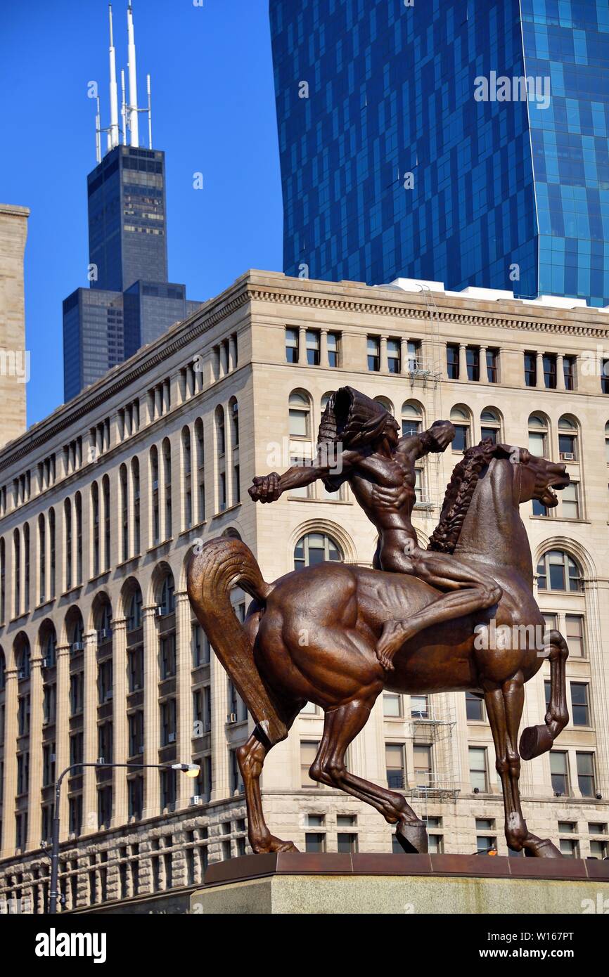 Chicago, Illinois, Stati Uniti d'America. Il Fante, uno dei due equestre in bronzo di sculture in piedi come gatekeeper in Congress Plaza lungo Michigan Avenue. Foto Stock
