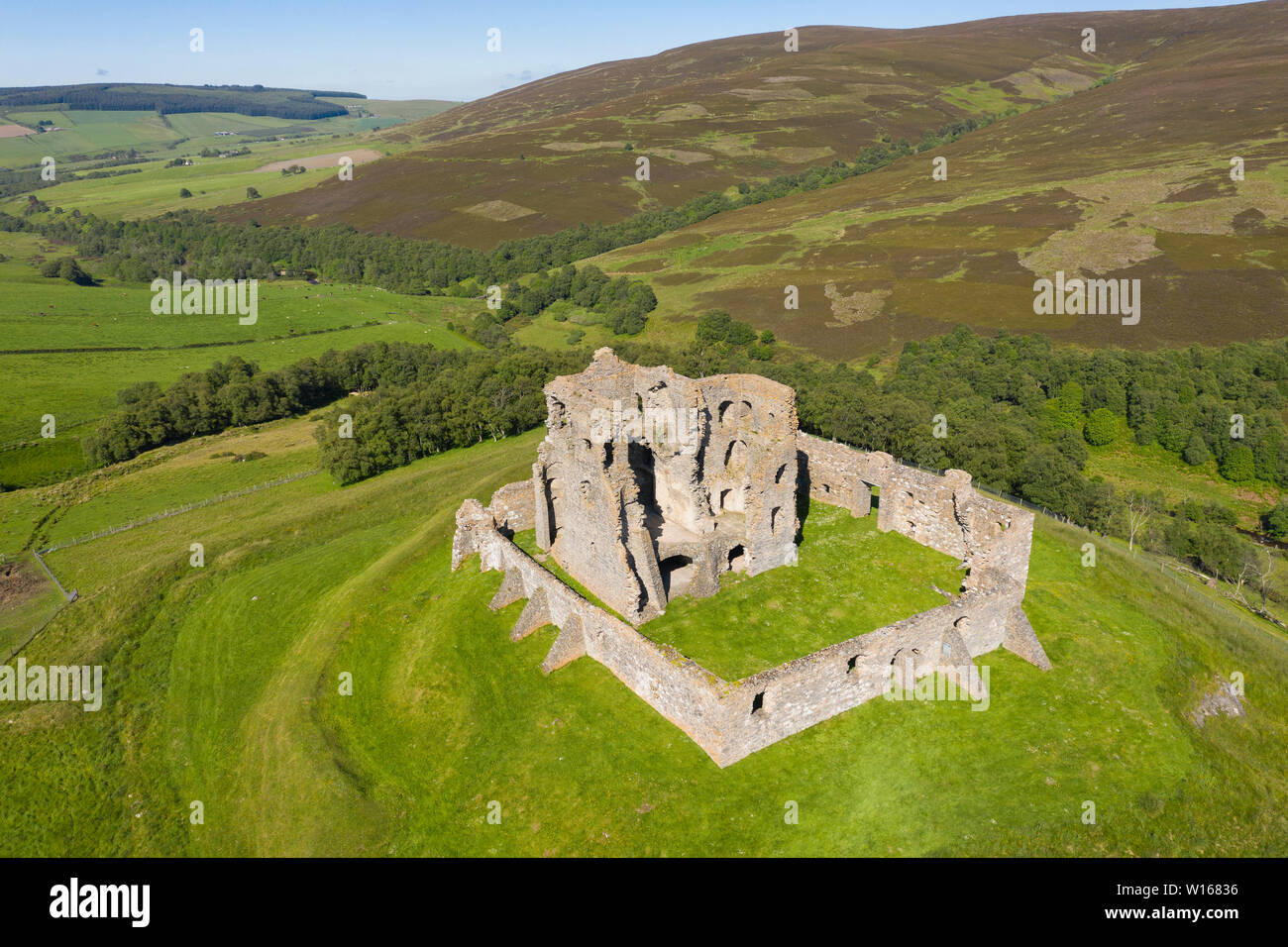 Veduta aerea del castello di Auchindoun vicino a Dufftown in Banffshire, Scozia. Foto Stock