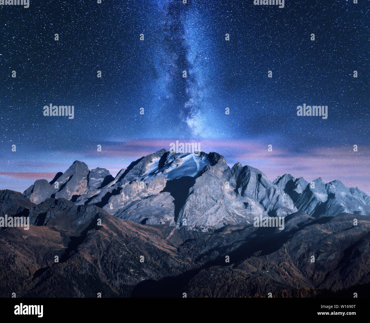 Via Lattea e montagne a notte stellata in autunno Foto Stock