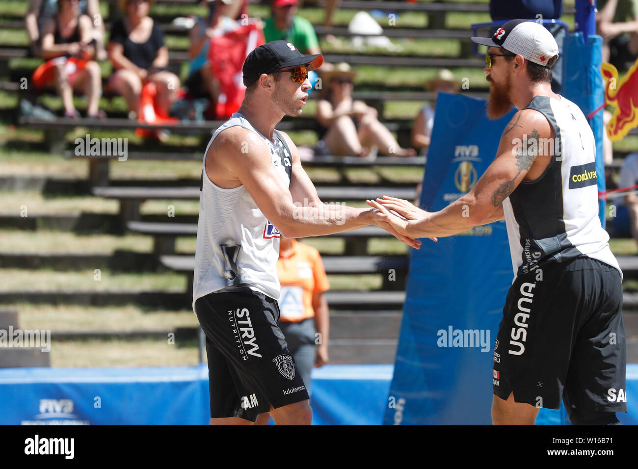 29-06-2019: Beachvolleybal: Wereld kampioenschap: Hamburg WK Beachvolleybal 2019 - Dag 1 - Amburgo - Duitsland L-R Sam Pedlow (CAN,1), Sam Schachter (CAN,2), Adrian Heidrich (sui,1), Mirco Gerson (sui,2) Foto Stock