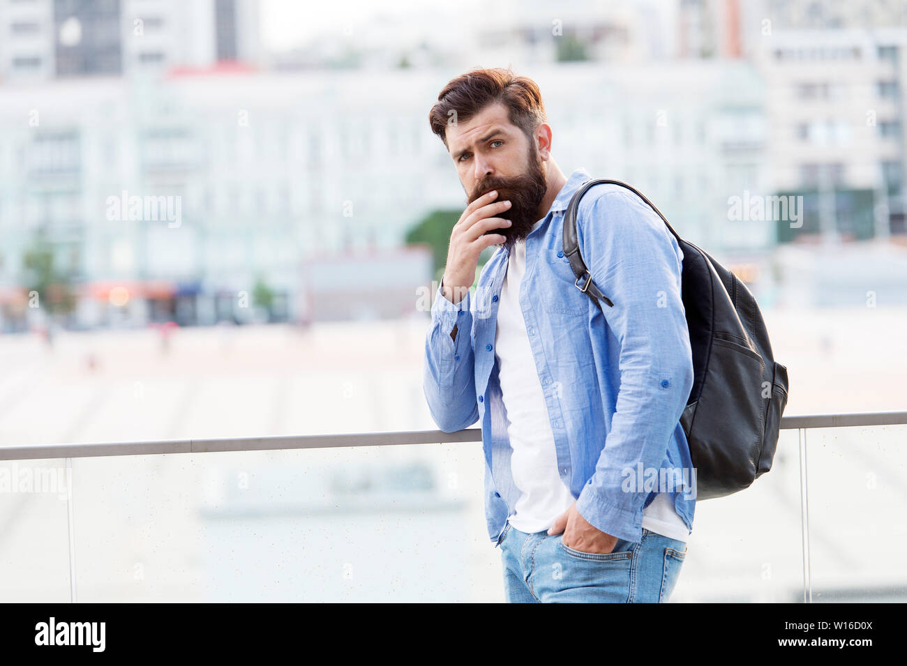 Io preferisco la vacanza attiva. Hipster su vacanze viaggi. Uomo Barbuto in  viaggio con uno zaino sulla vacanza di estate. Saccopelisti di andare in  vacanza. Turisti o viaggiatori con lo zaino in