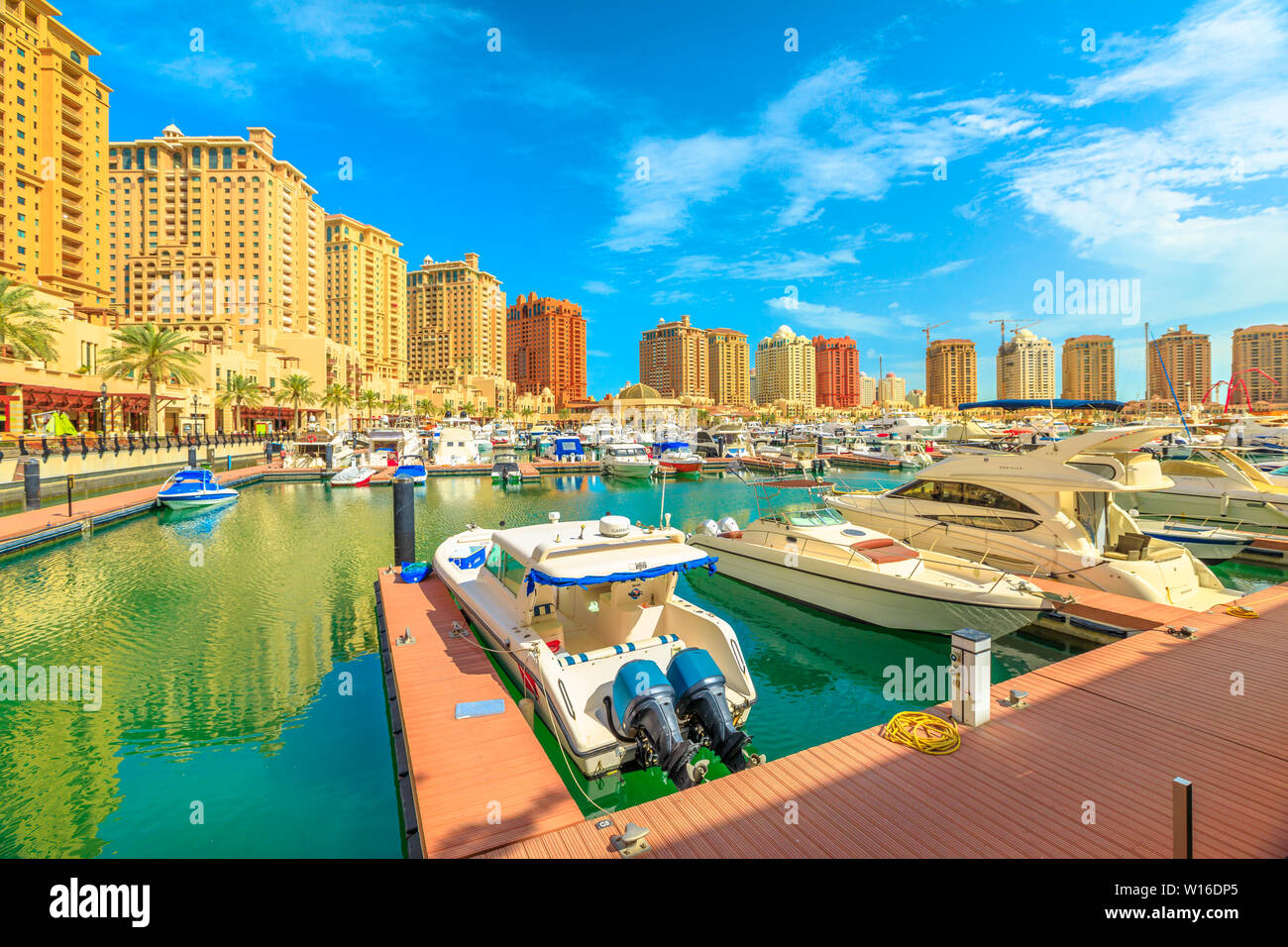 Doha, Qatar - 18 Febbraio 2019: lussuoso porto Passerella del Porto Saudita all'Pearl-Qatar, Doha. Golfo persico nel Medio Oriente. Giornata di sole e cielo blu. Foto Stock