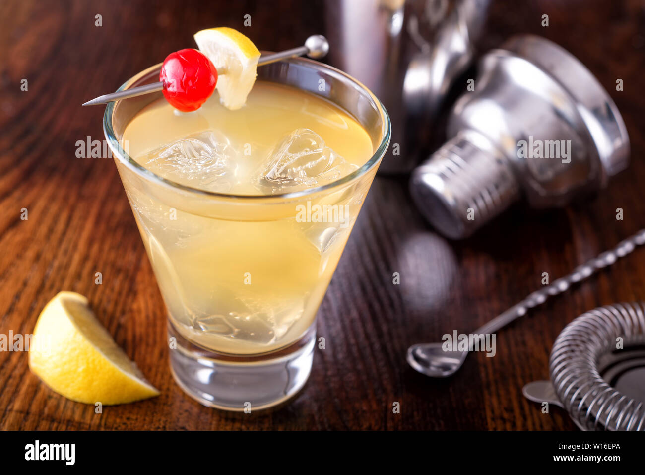 Una deliziosa whiskey sour cocktail su una barra di legno sul bancone. Foto Stock