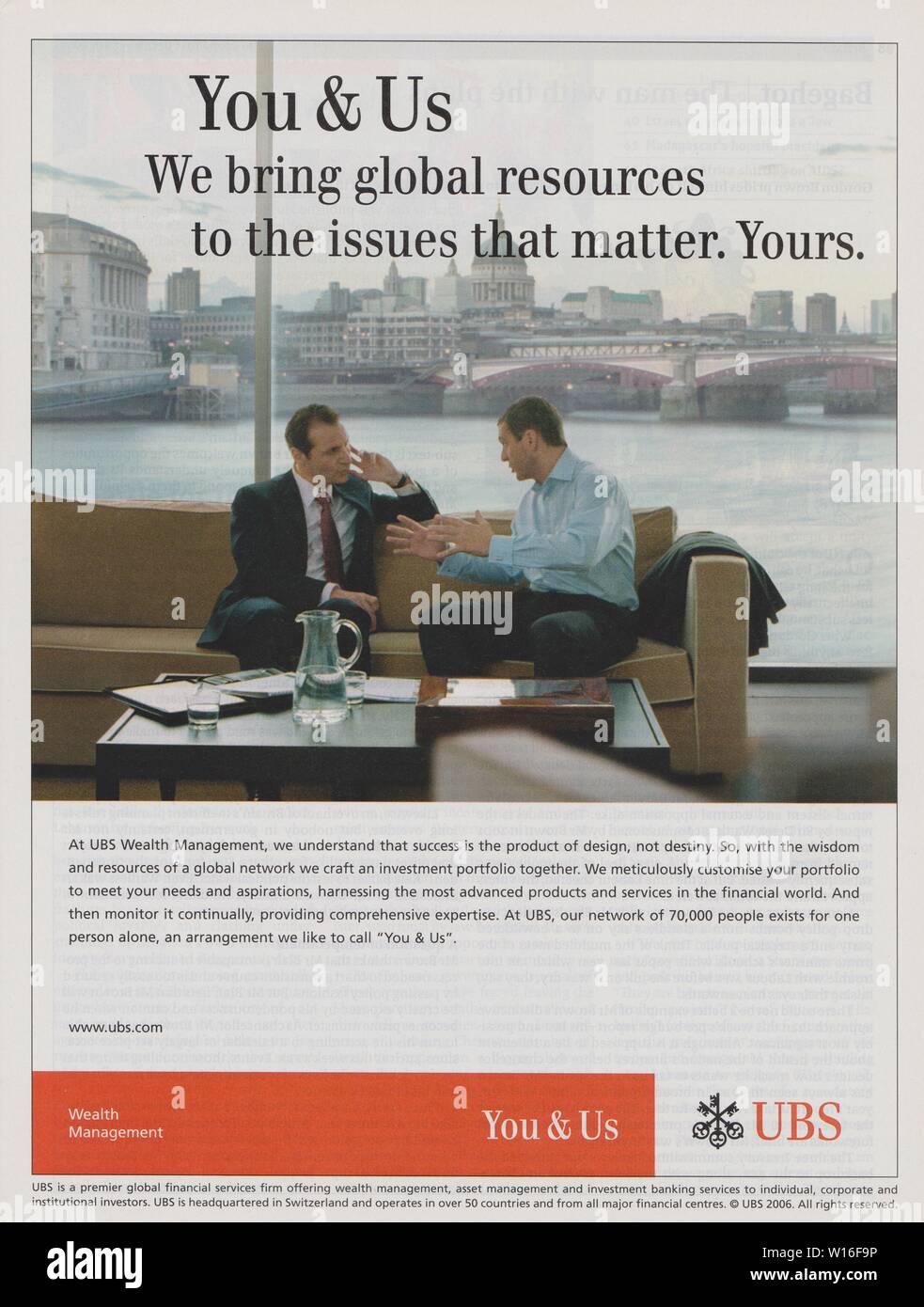 Manifesto pubblicitario UBS Group AG in rivista cartaria dal 2006 anno, pubblicità, pubblicitario creativo UBS Banca d'investimento svizzera pubblicità anni '2000 Foto Stock