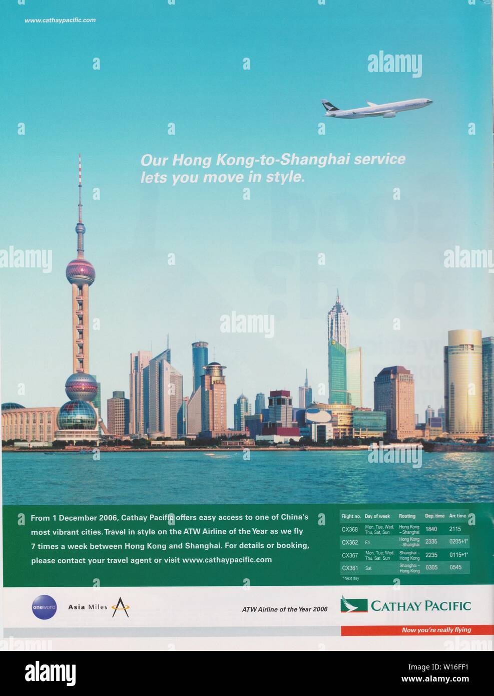 Poster pubblicitario Cathay Pacific Airways Limited sulla rivista cartaria da 2006 anni, pubblicità, pubblicità creativa della compagnia aerea Cathay Pacific degli anni '2000 Foto Stock
