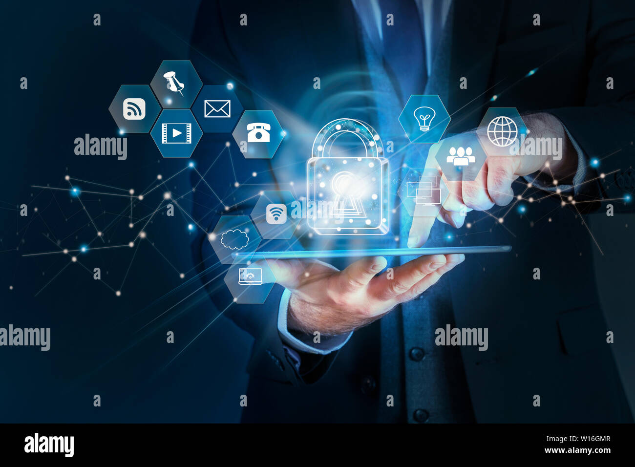 Uomo d'affari proteggendo i dati informazioni personali su tablet, la protezione dei dati il concetto di privacy, tecnologia Cyber Security concetto. Imprenditore io lavoro Foto Stock