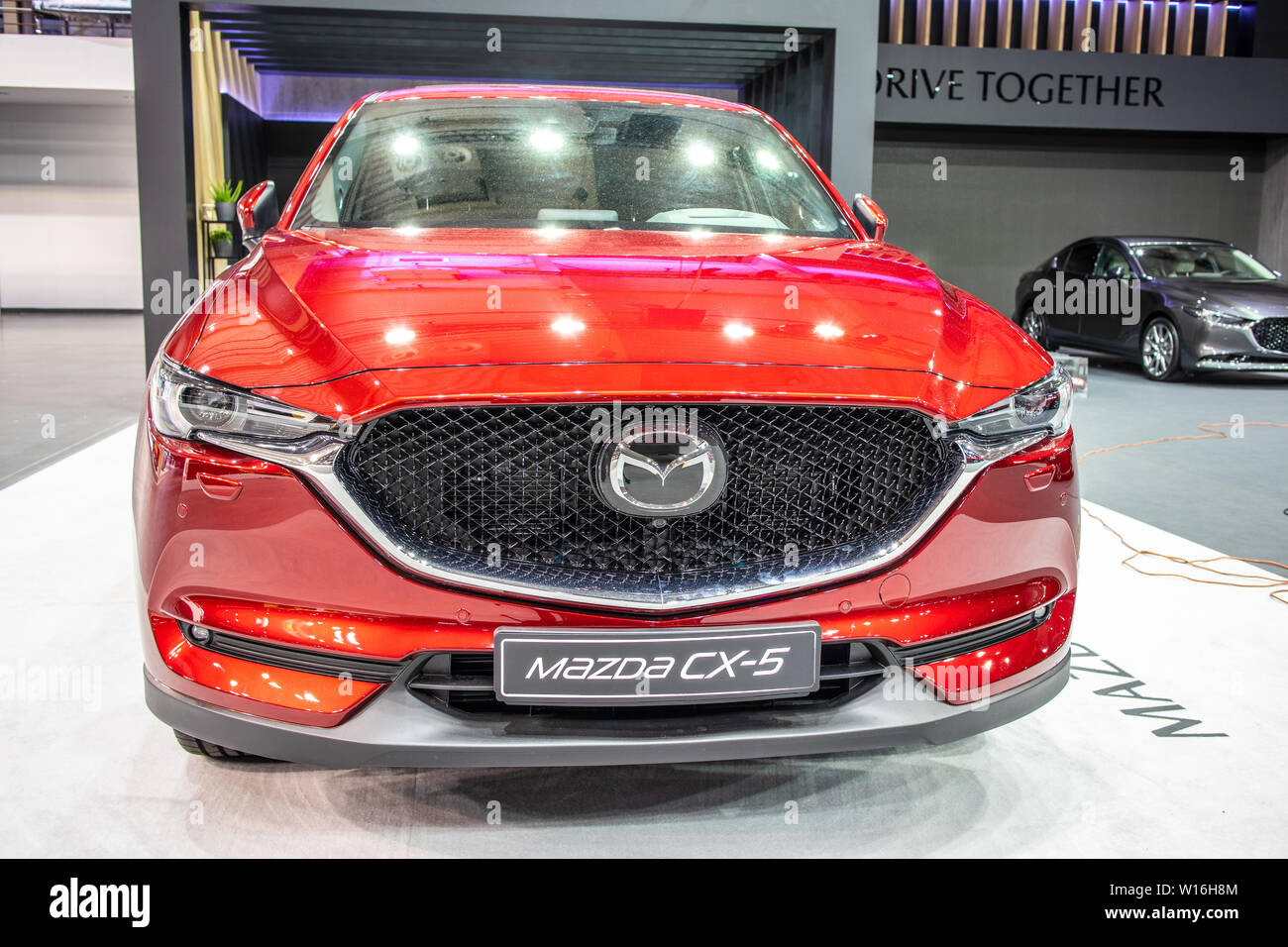 Poznan, Polonia, Marzo 2019 rosso metallizzato Mazda nuova CX-5 AWD a Poznan International Motor Show, SUV crossover fabbricate in Giappone da Mazda Foto Stock