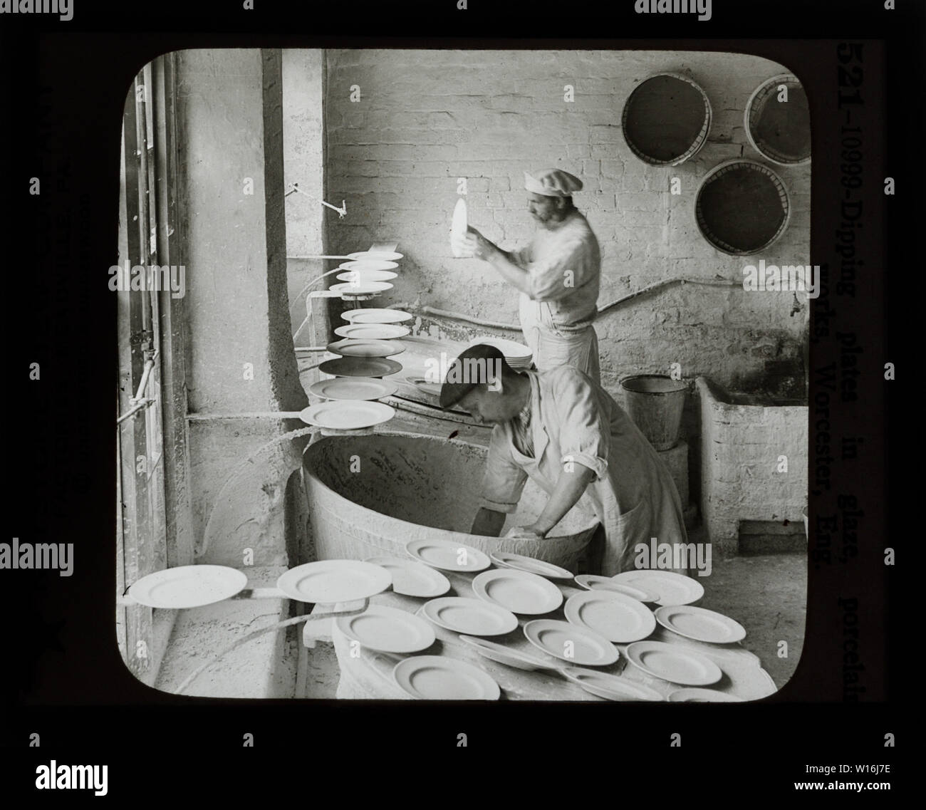 LANTERN SLIDE: 'Dipping piastre in smalto, opere di porcellana, Worcester, Inghilterra.". Foto Stock