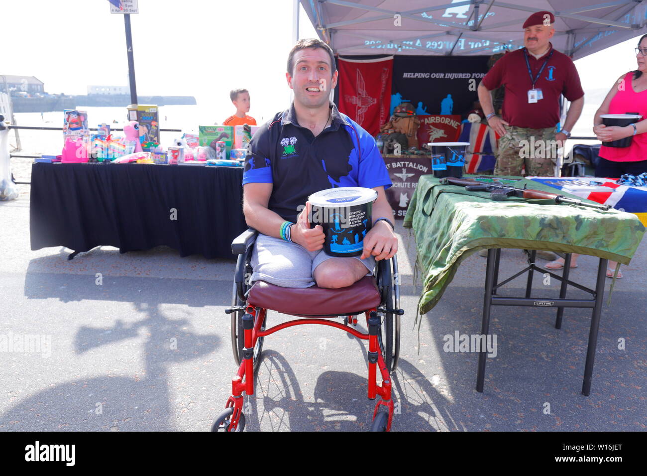 Amputato veterano di guerra ben Morbo di Parkinson la raccolta per i banditi Pellegrino della carità durante Scarborough Forze Armate giorno Foto Stock