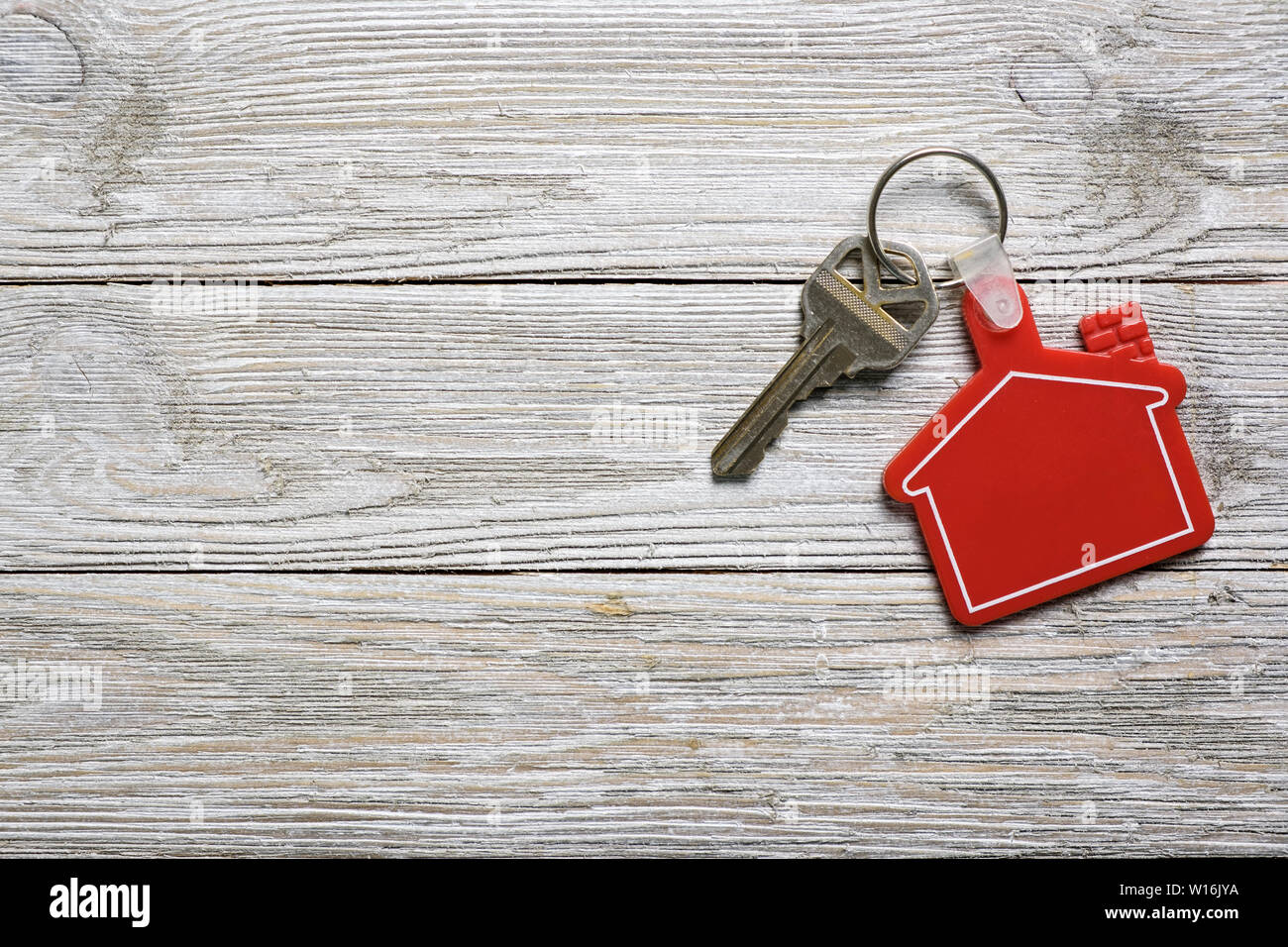 Chiave di casa con Red House forma portachiavi per immobiliare di concetto Foto Stock