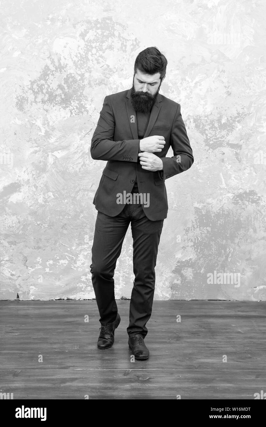 Maschio modello di moda. Imprenditore maturo a piedi. La vita moderna. Adattare o designer di moda. Brutale barbuto hipster imprenditore in abito formale. elegante uomo con barba. imprenditore di successo. Miliardario. Foto Stock