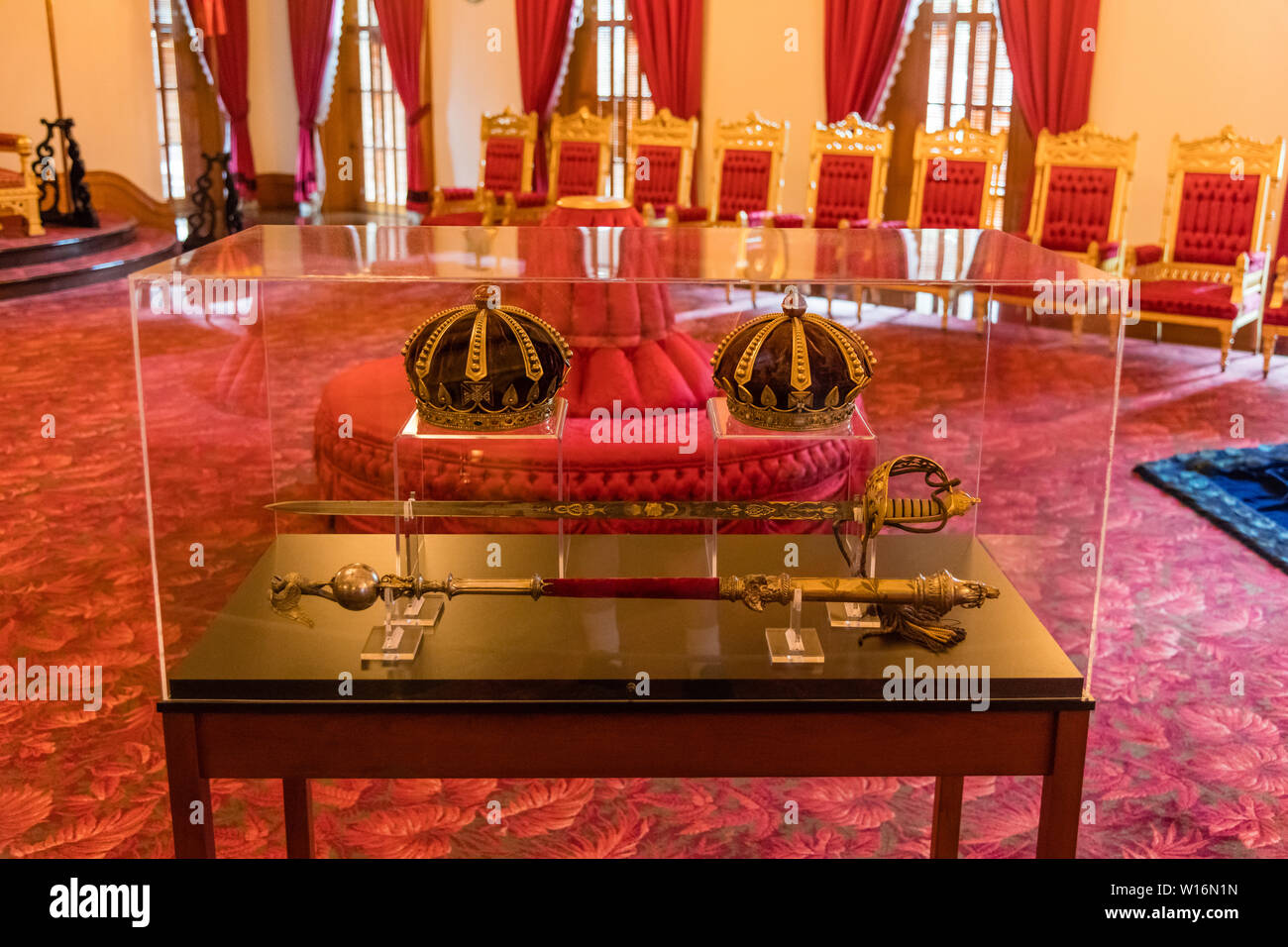 Interno dell'Iolani Royal Palace di Honolulu e Oahu, Hawaii, Royal Regalia Foto Stock