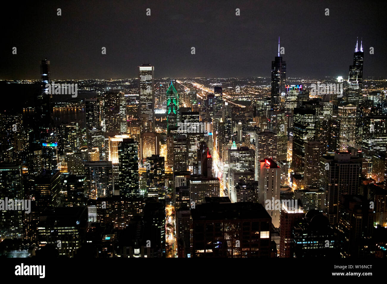 Vista da 360 chicago Observation Deck il John Hancock Building guardando a sud di notte Chicago IL USA Foto Stock
