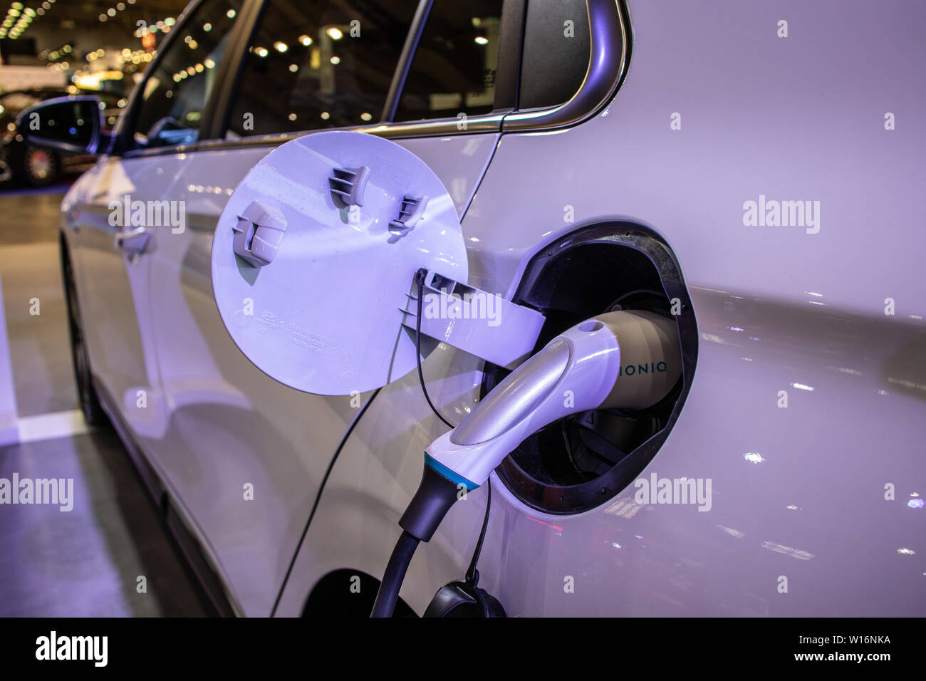 Poznan, Polonia, Marzo 2019 white Hyundai IONIQ elettrico, Poznan International Motor Show eco friendly macchina prodotta da sud coreano Hyundai Foto Stock