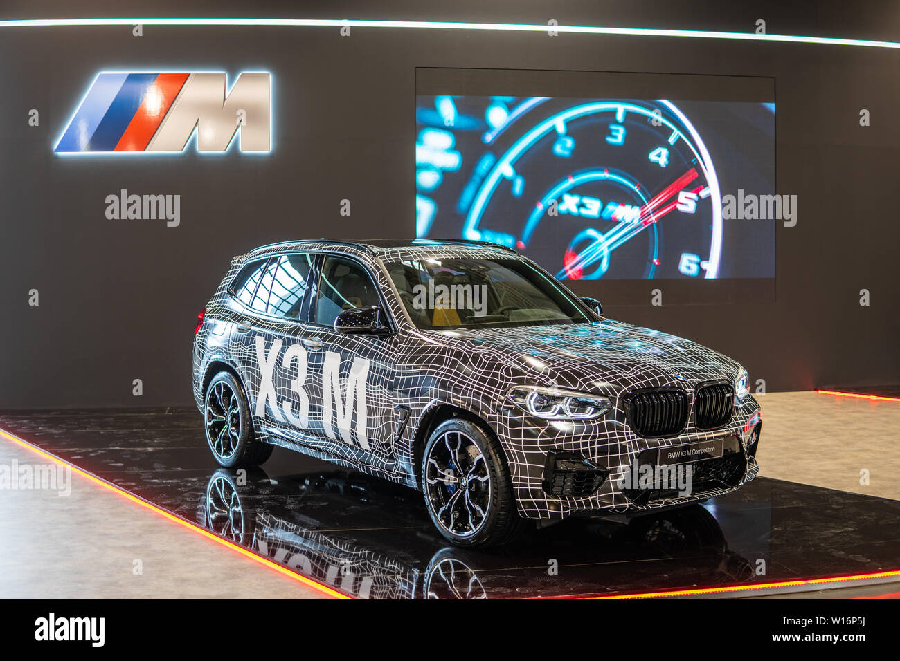 Poznan, Polonia, Mar 2019 BMW X3 M la concorrenza con il camuffamento, Poznan International Motor Show, Gen 3 G01, lusso crossover SUV prodotta dalla BMW Foto Stock