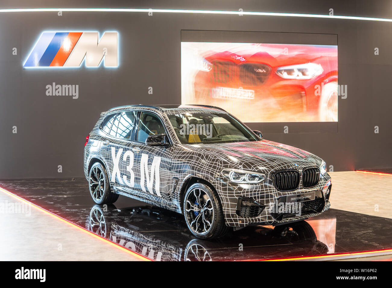 Poznan, Polonia, Mar 2019 BMW X3 M la concorrenza con il camuffamento, Poznan International Motor Show, Gen 3 G01, lusso crossover SUV prodotta dalla BMW Foto Stock