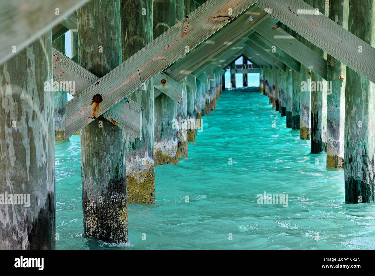 Vista parte inferiore del molo a Nassau Bahamas con oceano turchese acqua Foto Stock