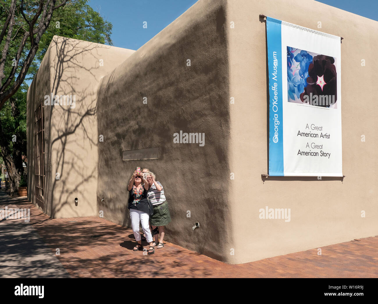 Gli amanti dell arte presso la Georgia O'Keeffe Museum di Santa Fe NM USA Foto Stock