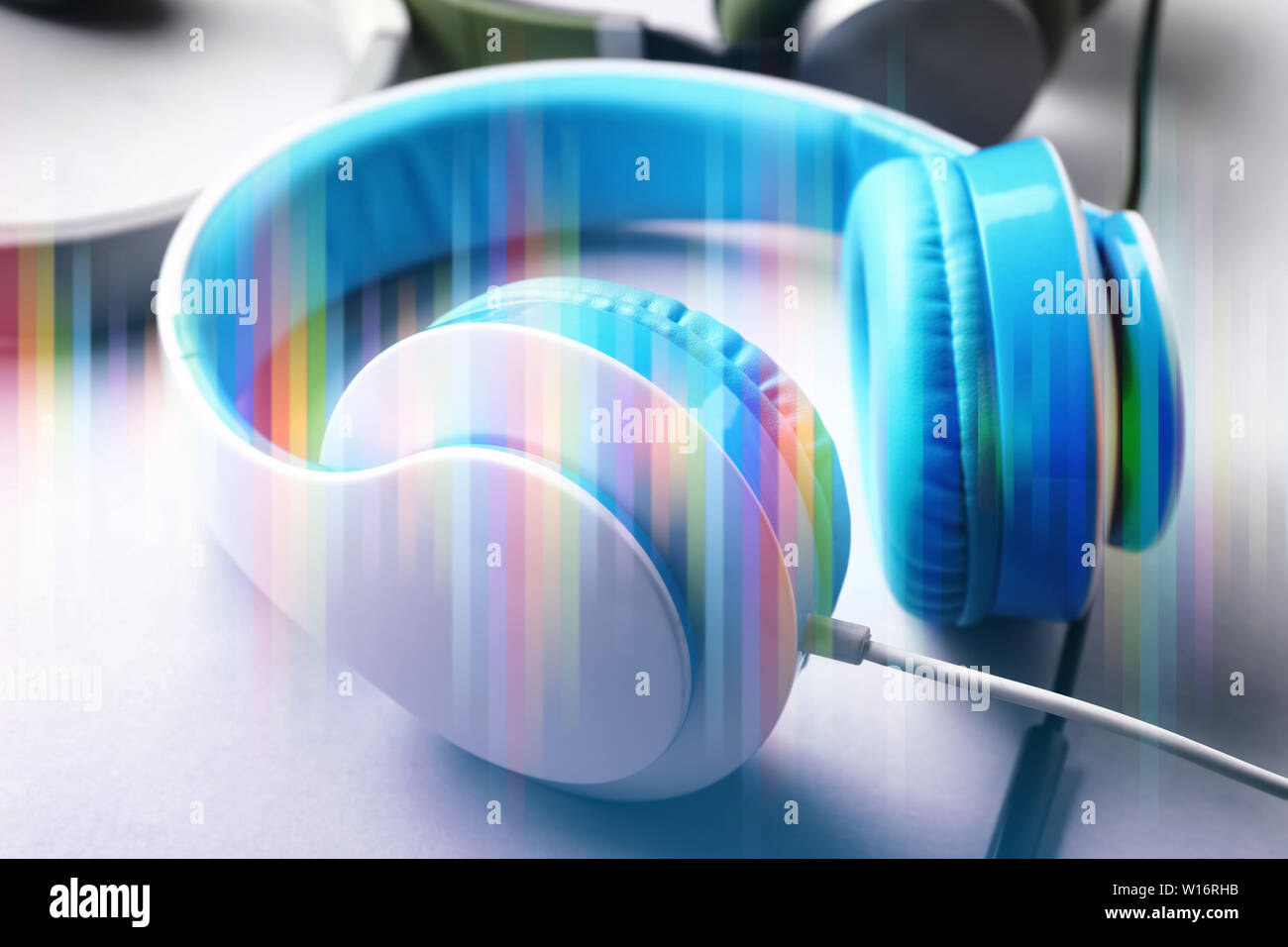 La doppia esposizione di coloratissimi onda audio e cuffie moderne sul tavolo bianco Foto Stock