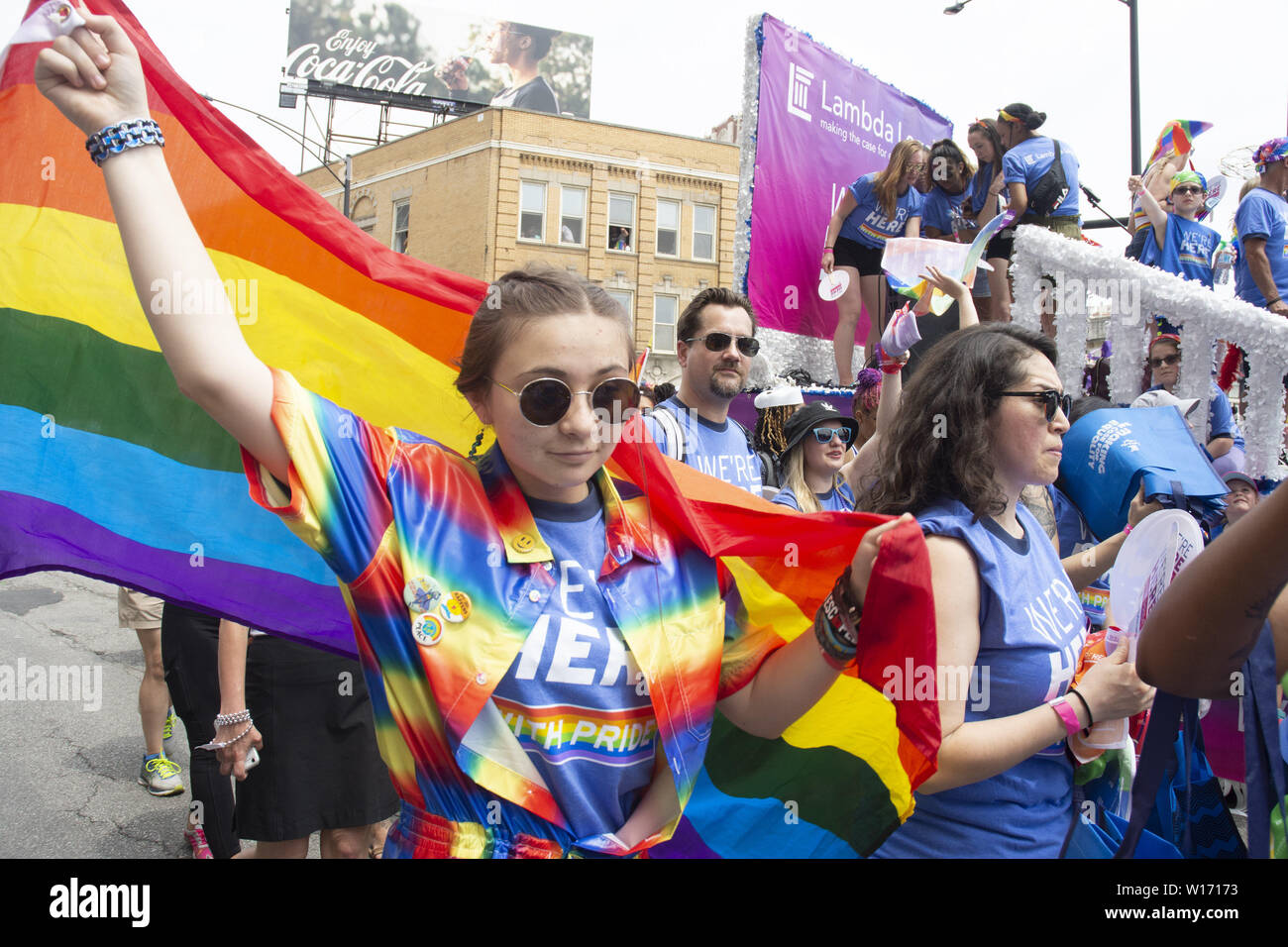 Chicago, Illinois, Stati Uniti d'America. Il 30 giugno, 2019. Migliaia rivestita per le strade di Chicago il lato nord di guardare il colorato Gay Pride Parade il 30 giugno 2019. Politici, corporazioni e non-per-profitti e felici le persone hanno marciato, rode e ballato in giù a nord Broadway Street. Rainbow bandiere erano battenti dappertutto. Si tratta di Chicago la risposta di Mardi Gras. Credito: Karen I. Hirsch/ZUMA filo/Alamy Live News Foto Stock
