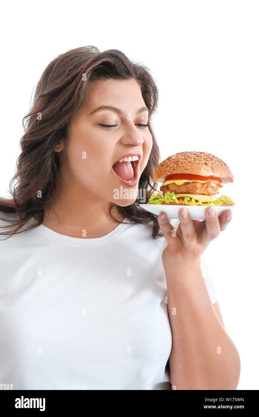 Taglie donna con gustosi burger su sfondo bianco. Concetto del corpo positivo Foto Stock