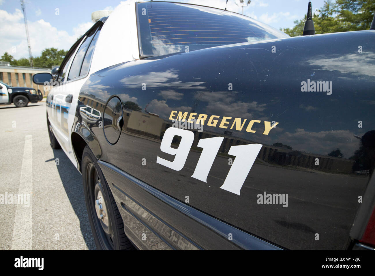 Chiamate di emergenza dipinta sulla fiancata di un bianco e nero auto della polizia in Oak Ridge Tennessee USA Foto Stock