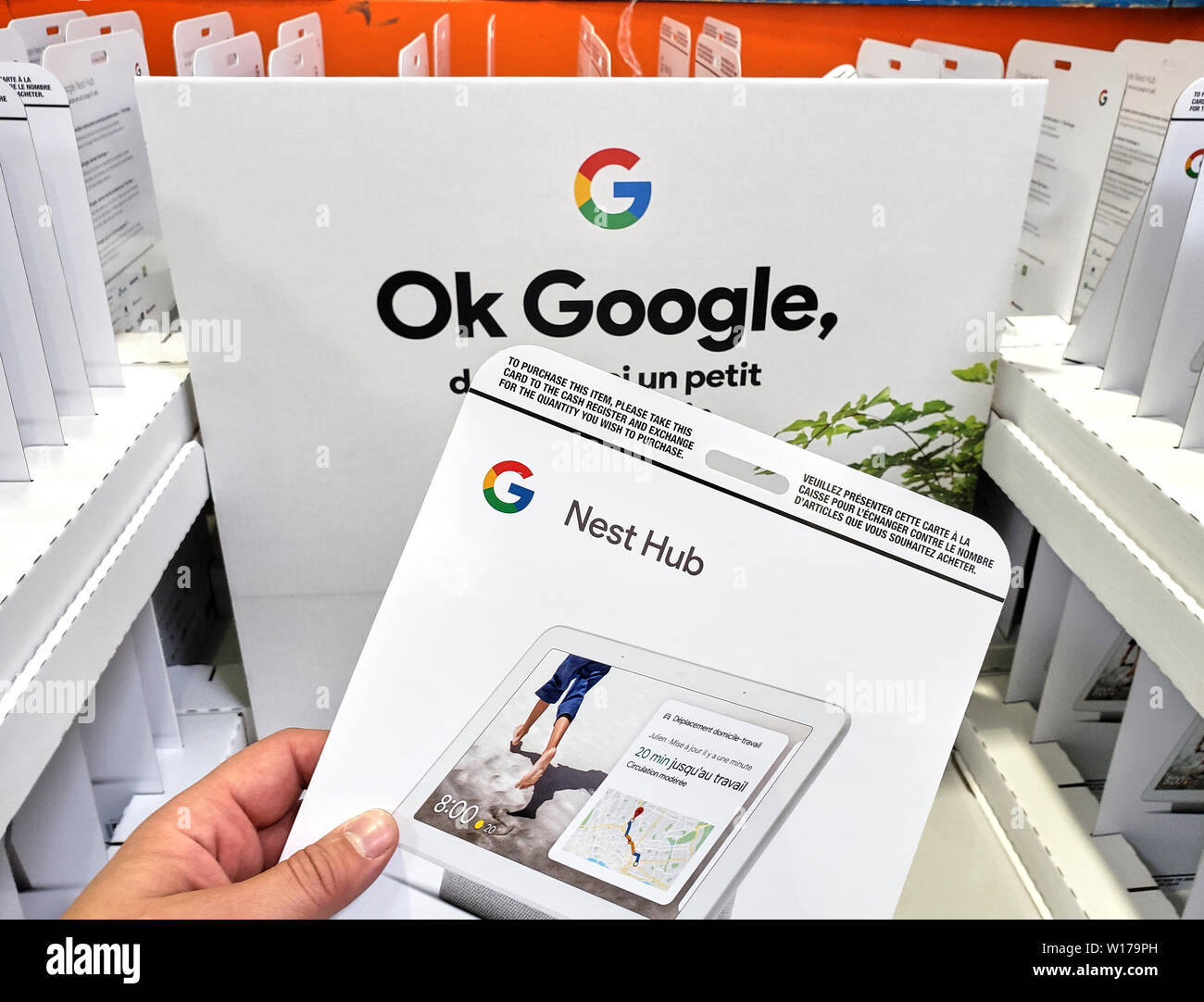 MONTREAL, Canada - 20 giugno 2019: Google Nest dispositivo hub e stand a Costco. Il nido di Google Hub è un assistente di Google smart display con una fotocamera su Foto Stock