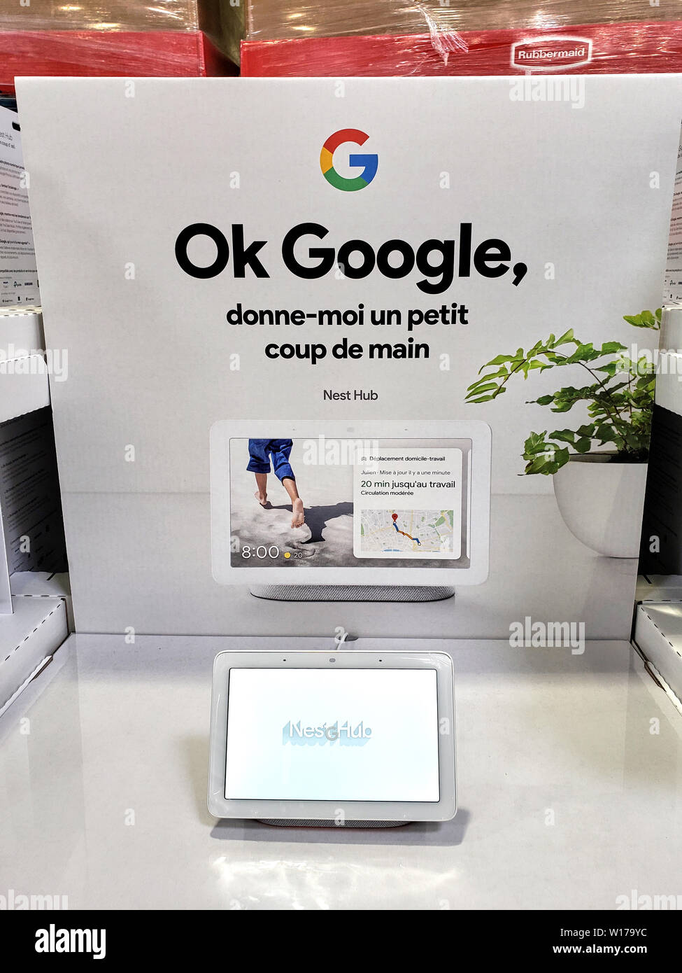 MONTREAL, Canada - 20 giugno 2019: Google Nest dispositivo hub e stand a Costco. Il nido di Google Hub è un assistente di Google smart display con una fotocamera su Foto Stock
