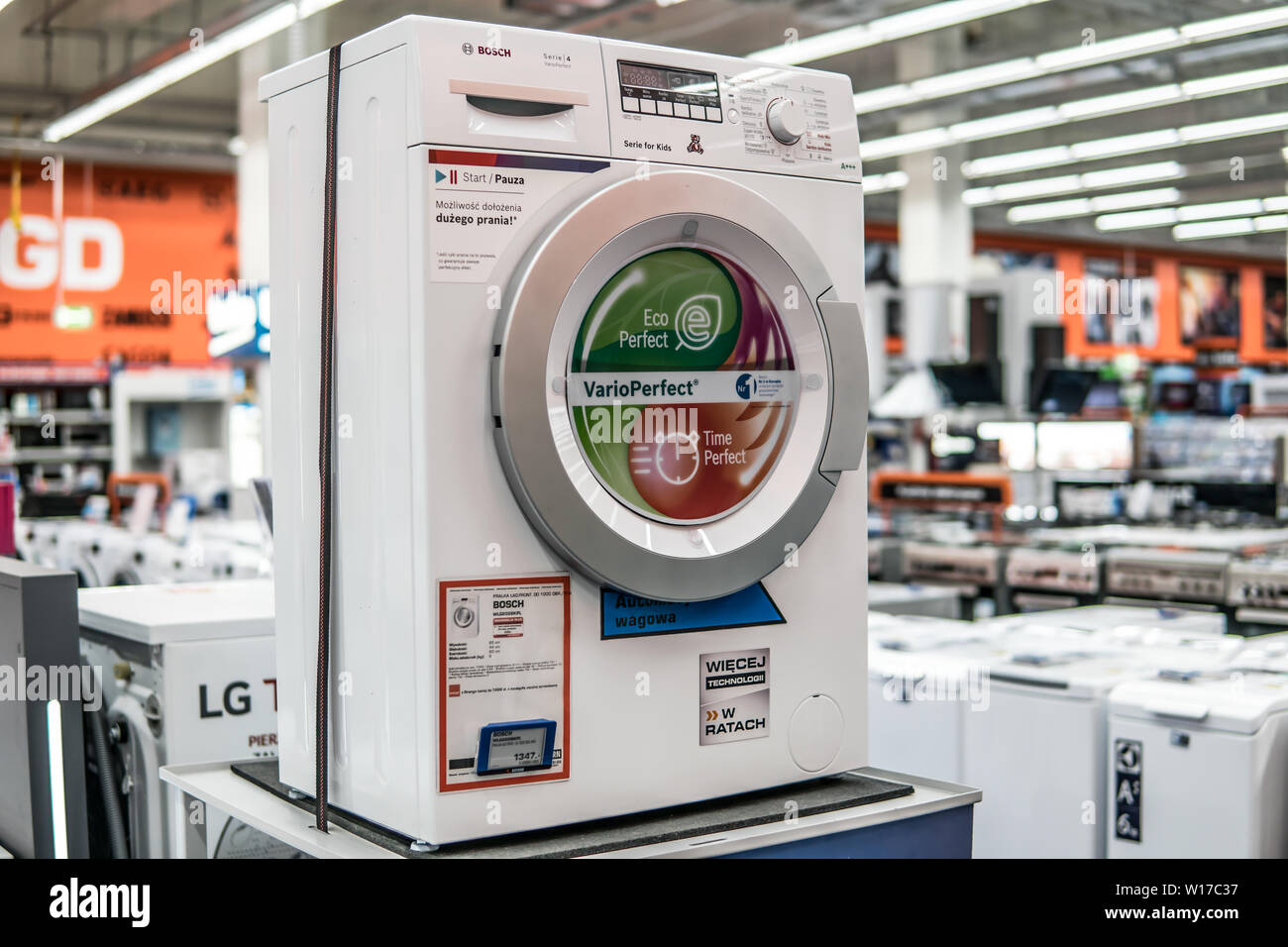 Lodz, Polonia, luglio 2018 all'interno di Saturno negozio elettronico,  free-standing Bosch lavatrice sul display per la vendita, prodotta da BSH  Elettrodomestici Foto stock - Alamy