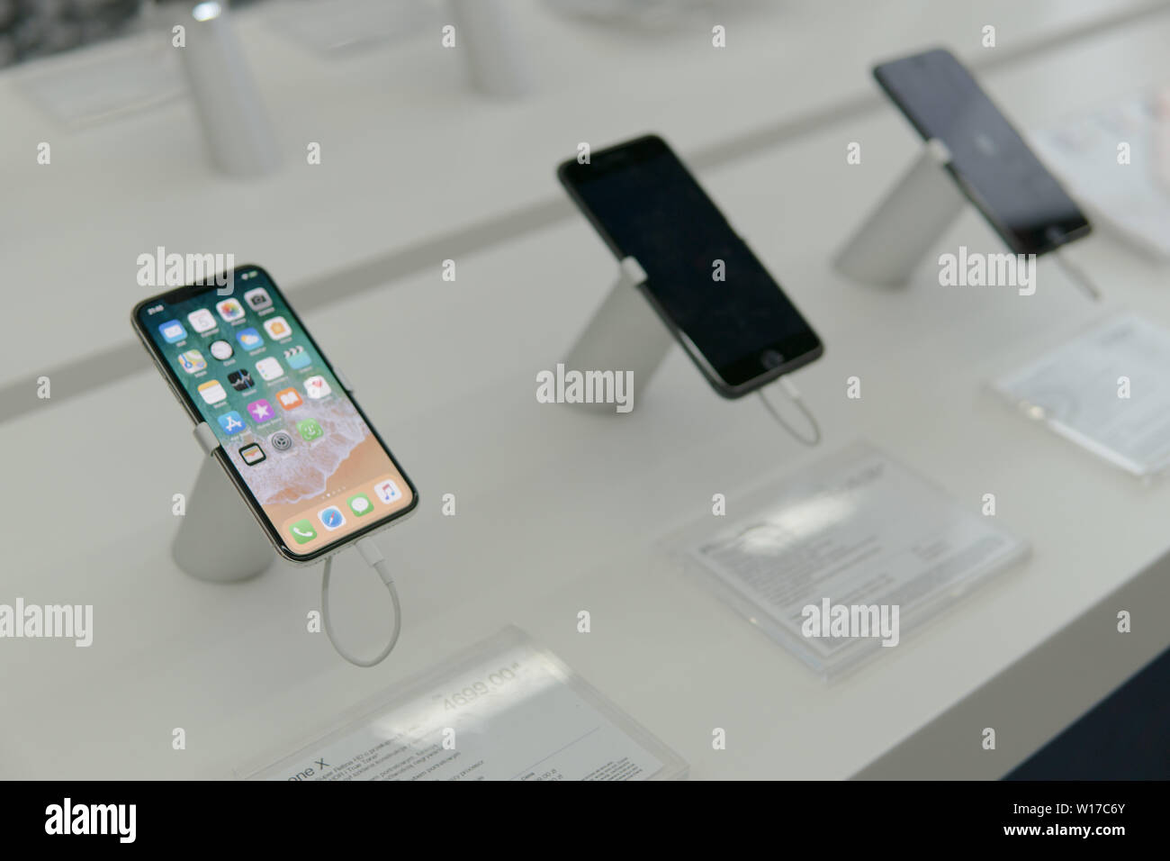 Lodz, Polonia, luglio 2018 all'interno di Saturno negozio elettronico, Apple iPhone X sul display per la vendita, prodotta da Apple Inc. La tecnologia americana company Foto Stock