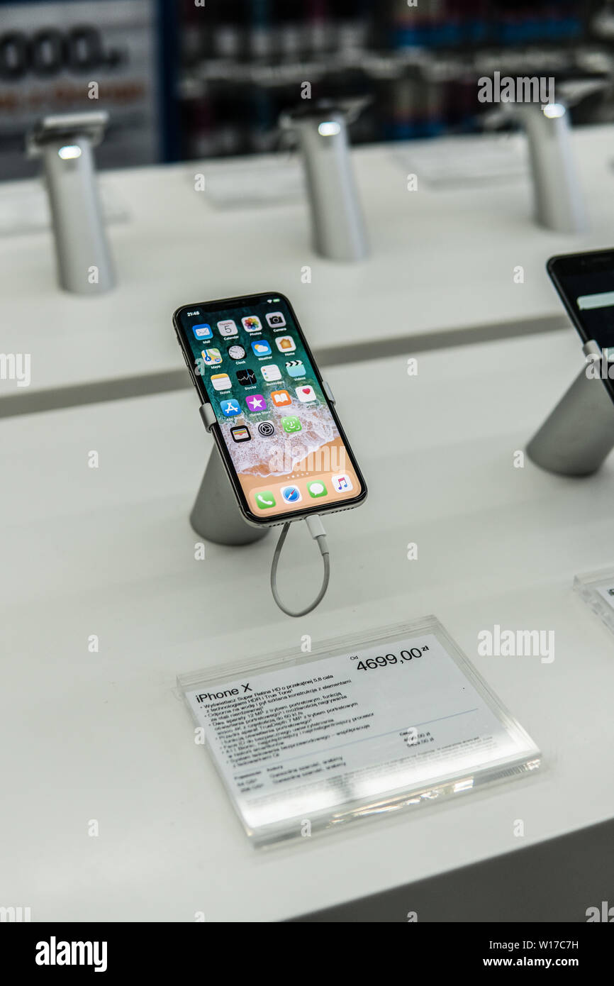Lodz, Polonia, luglio 2018 all'interno di Saturno negozio elettronico, Apple iPhone X sul display per la vendita, prodotta da Apple Inc. La tecnologia americana company Foto Stock