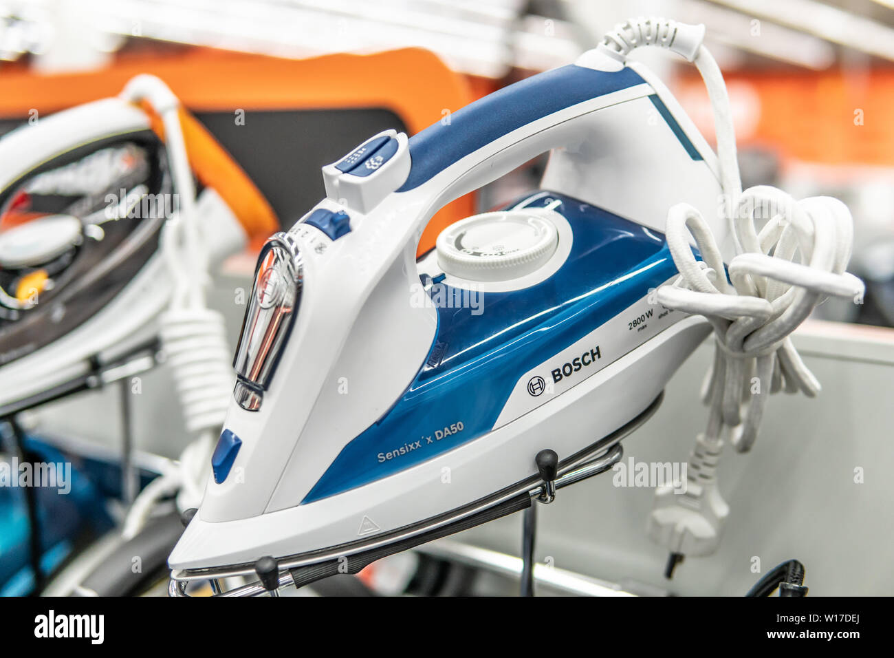 Lodz, Polonia, Lug 2018 all'interno di Saturno negozio elettronico, Bosch ferro da stiro a vapore per la stiratura, Anti-calc, durevole, deliziosamente semplice. Cuoce a vapore, ferri da stiro, leviga Foto Stock