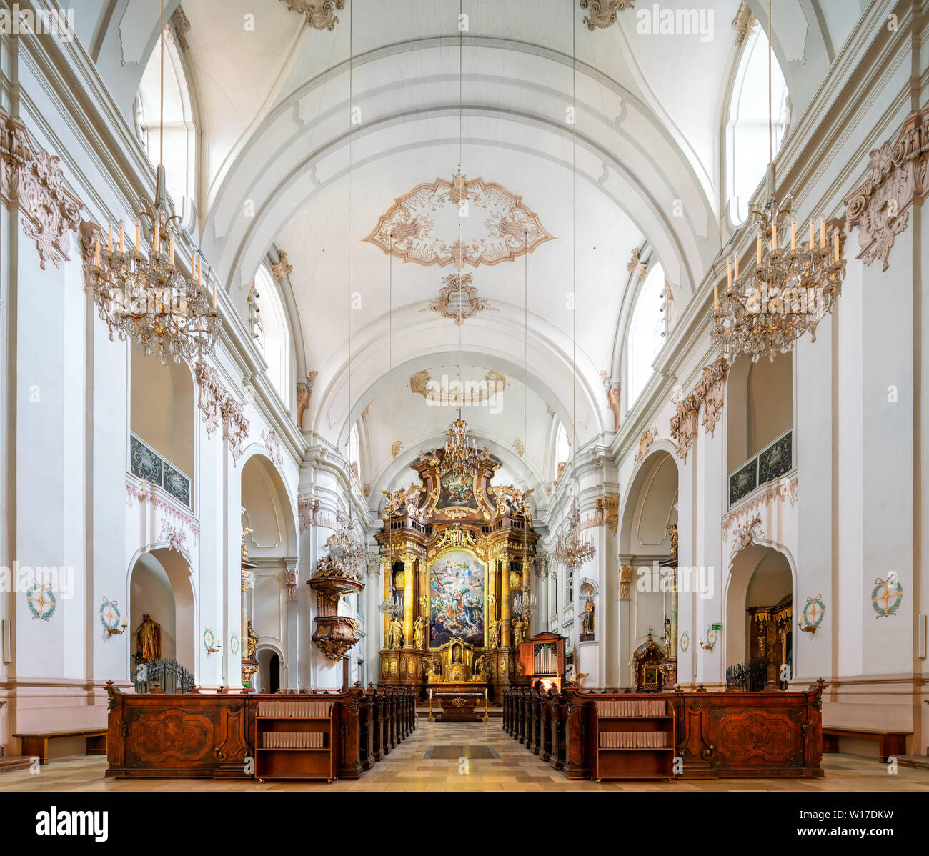 La Chiesa delle Orsoline, Ursulinenkirche, in Linz, Austria, dedicata a San Michele Arcangelo. Con un altare che mostra l'arcangelo Di Martino Altomonte Foto Stock